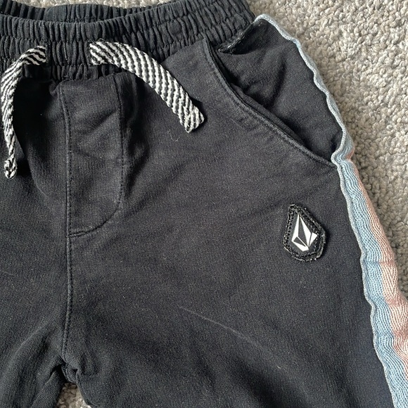Volcom shorts - Picture 2 of 4